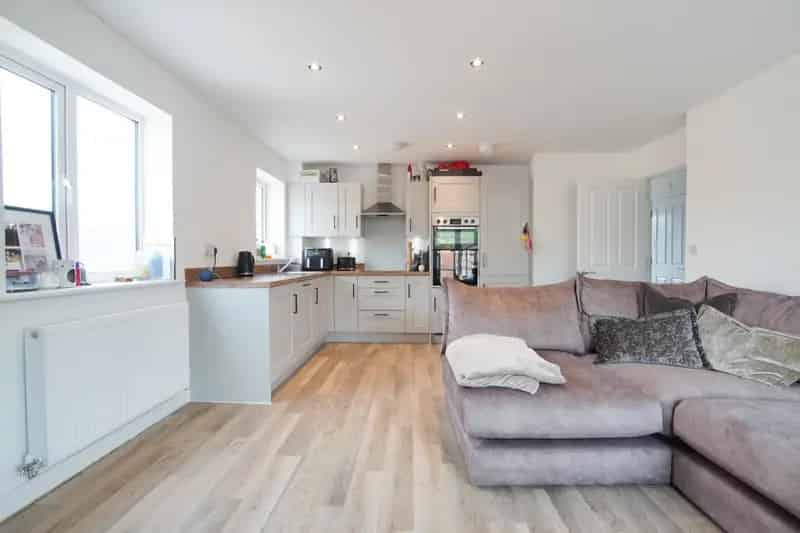 2 Bedroom Flat Hengrove Furnished Parking Available June 2025