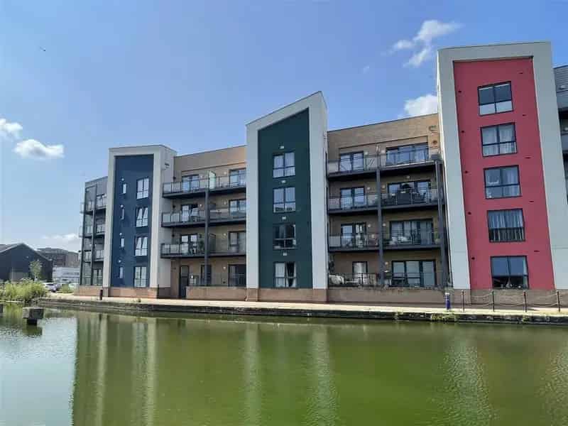 1 Bedroom Canal View Apartment Near City Centre