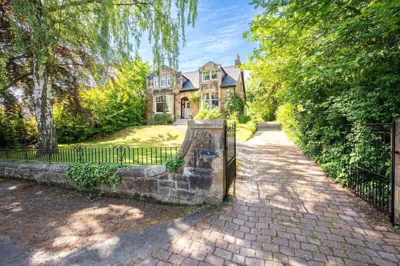 5 bedroom detached house for sale
