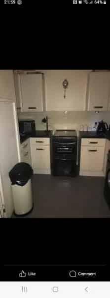 2 Bedroom Maisonette Near Shops and Schools