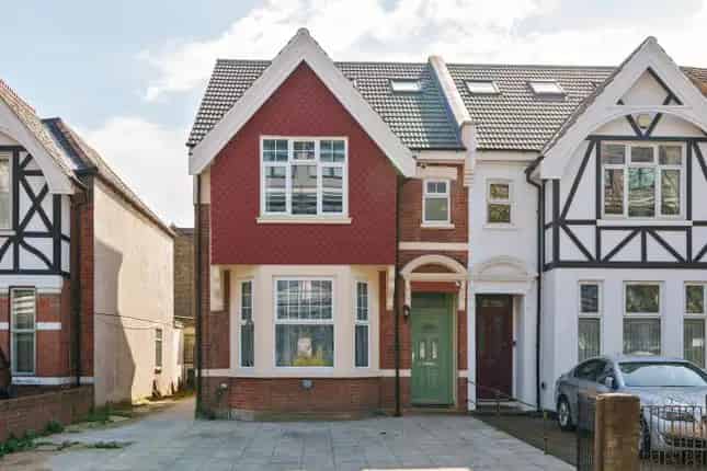 5-Bedroom Semi-Detached House for Sale in Warwick Road London W5