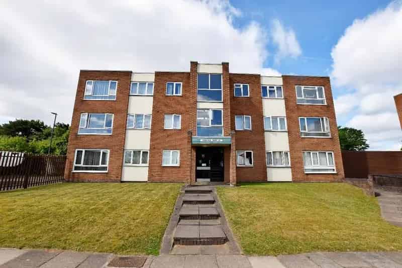 2 Bedroom Apartment to Rent Brookvale Lake Newly Decorated
