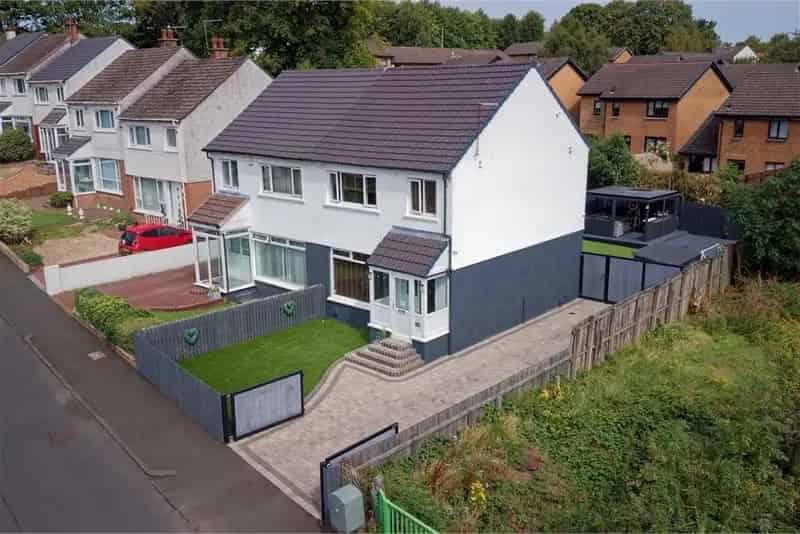 3 Bed Semi-Detached House with Modern Kitchen and Garden