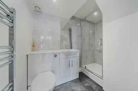 Modern Studio Flat near Catford Station London