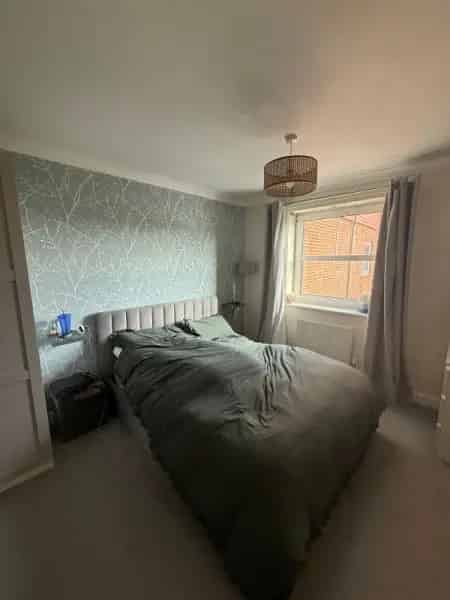 2 Bed Flat with Communal Garden and Private Parking