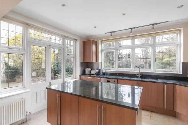 6 Bedroom Detached House for Sale in London