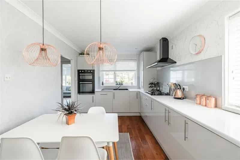 3 Bed House - Detached with 2 Reception Rooms