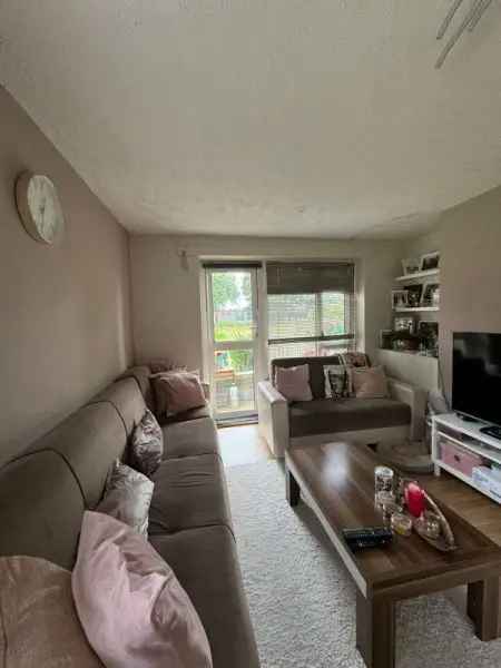Spacious 3-Bed Flat Near New Addington Tram
