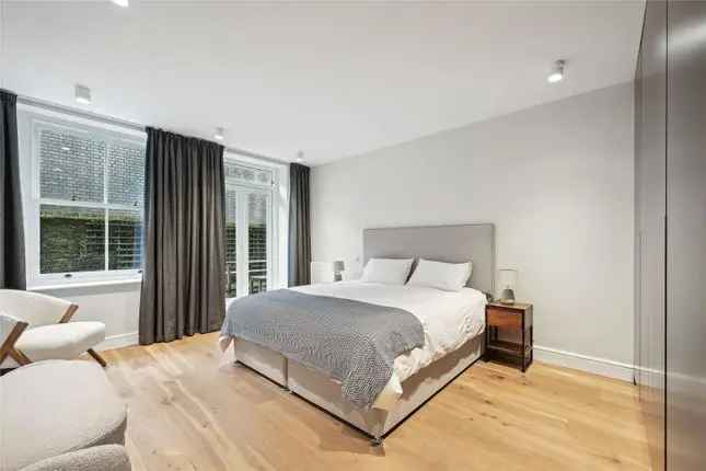 Flat for sale in Kensington Court, Kensington W8