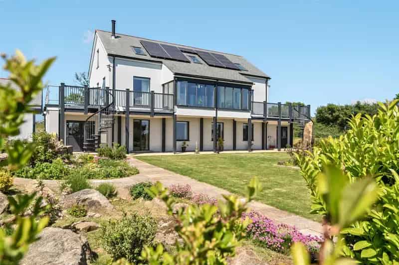 5 Bedroom Detached House with Panoramic Views