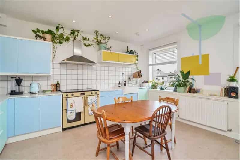 2 Bed Flat - Upper with 1 Reception Room