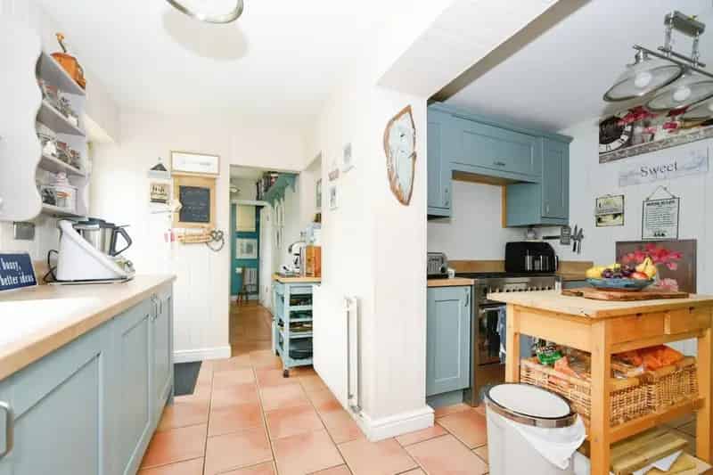 Four Bedroom Detached House Highworth Modern Finishes Large Garden
