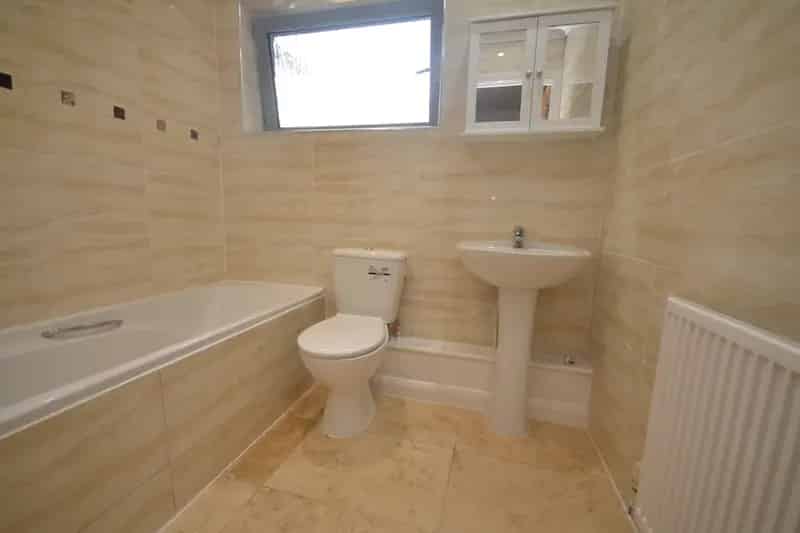 2-Bed Apartment near Streatham Common - Parking Included