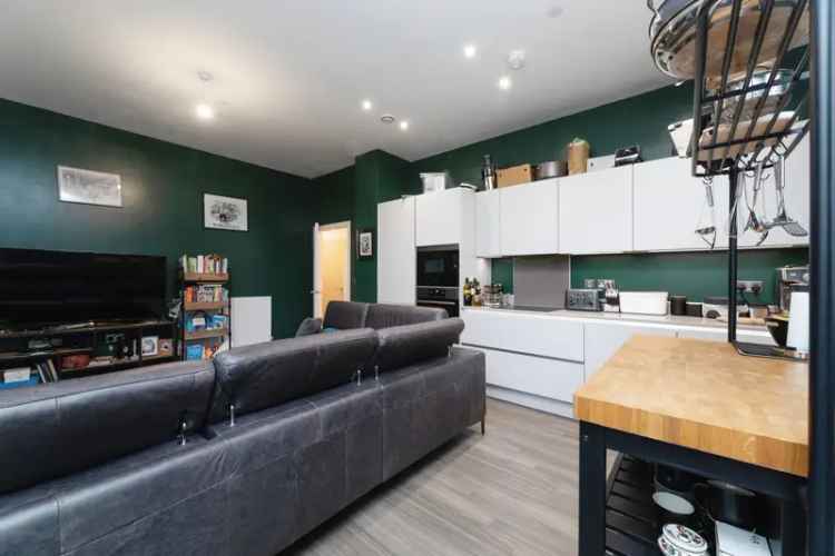 Spacious 2-Bed Apartment with Private Courtyard Near Wood Street Station