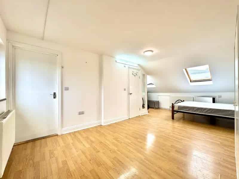 En Suite Bedroom in 4 Bedroom Flat Near Forest Gate Elizabeth Line
