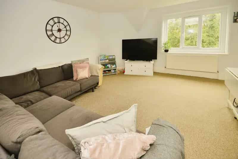 Spacious 3-Bedroom Maisonette with Dressing Room and Newly Renovated Bathroom