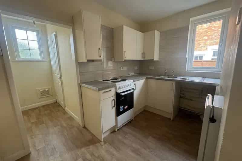 Ground Floor 2 Bed Flat Near Town Centre with Parking