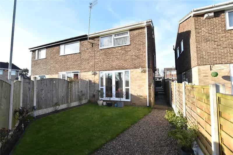 Semi Detached House with Modern Kitchen and Garden