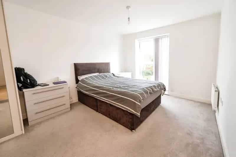 Modern 2-Bed Upper Floor Apartment with Parking