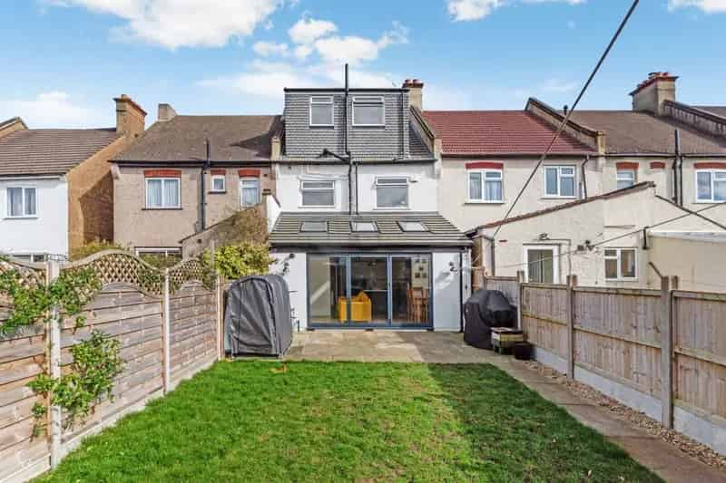 5 Bedroom House near Addiscombe with Garden and Off-Street Parking