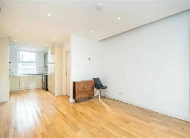 Spacious 2-Bed Flat in Whitechapel with City Views