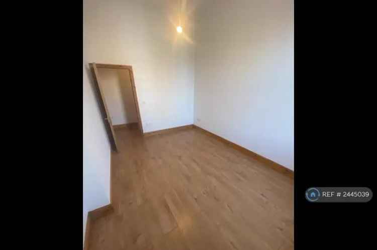 3 Bedroom Flat Bills Included Close to Universities Parking