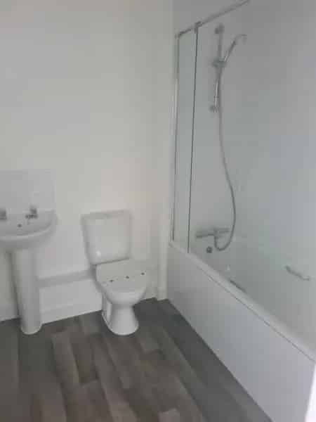 2 Bed House with Large Garden and Parking