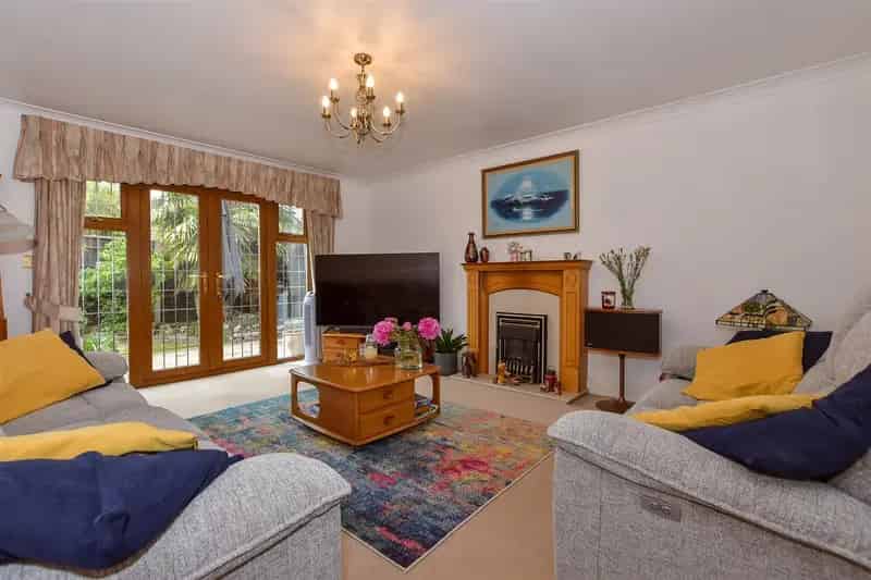4 Bedroom Detached House Near Harrietsham Station