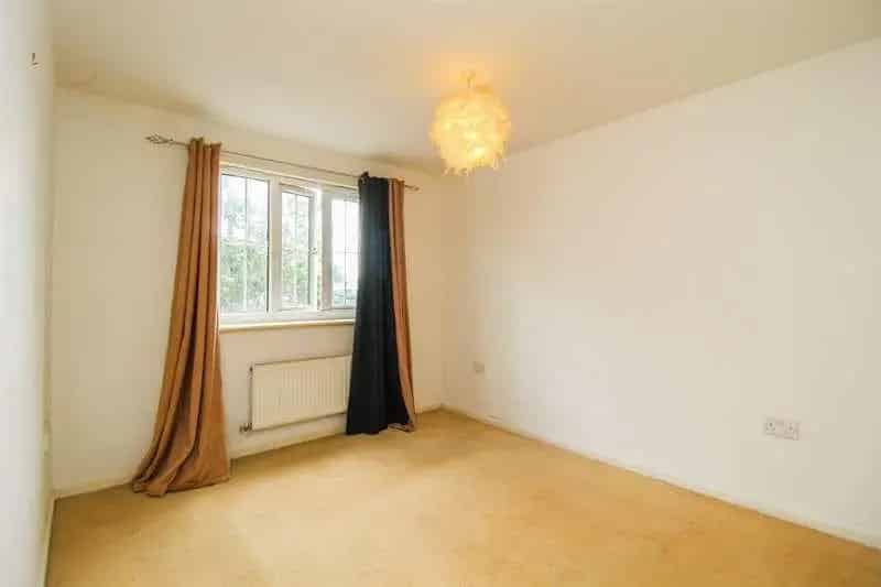 2 bed flat for sale