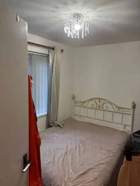 2 Bed Bungalow Large Gardens Off Road Parking