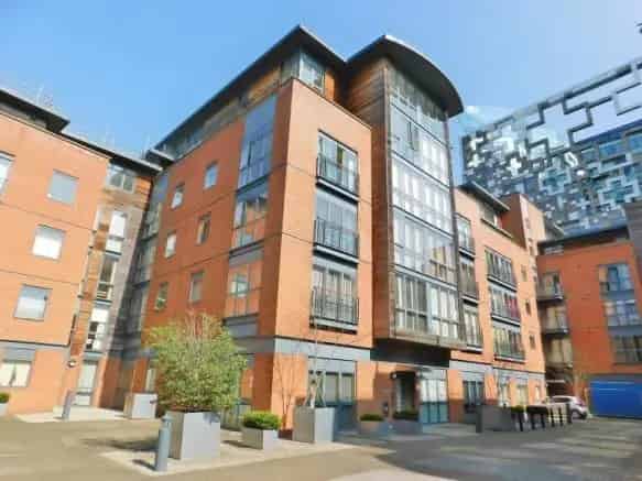 2 Bedroom Canal Wharf Apartment with 2 Balconies