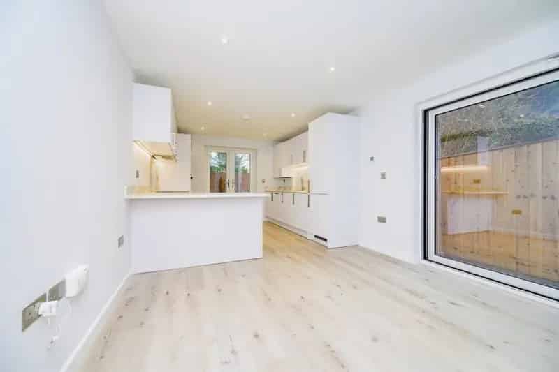New 2-Bedroom House Kings Langley Modern Kitchen En Suite Parking Schools
