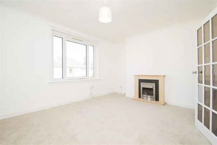 2 Bed Top Floor Flat Near Amenities