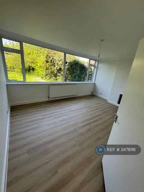 2 Bedroom Flat Newly Refurbished Great Location