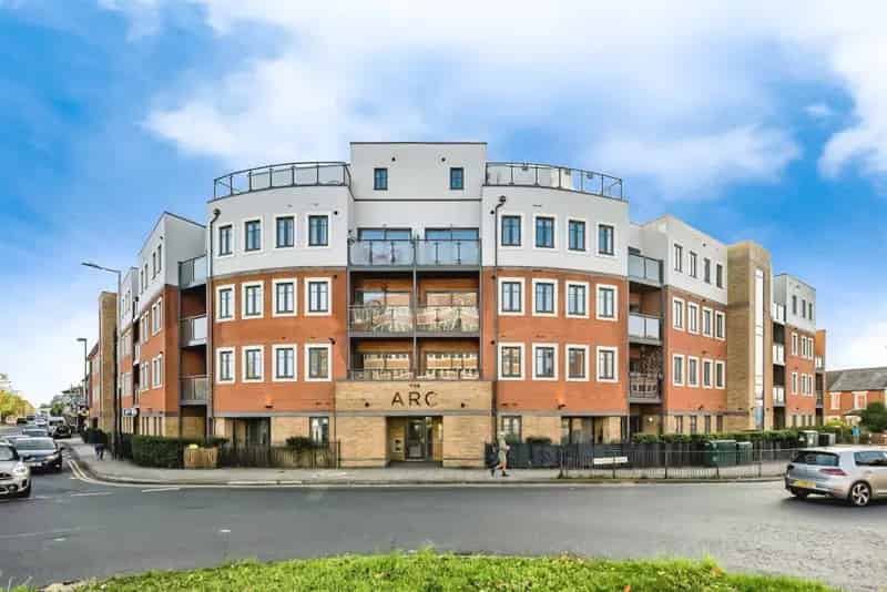 Luxury 2-Bed Apartment Aylesbury Town Centre Ensuite Balcony Parking