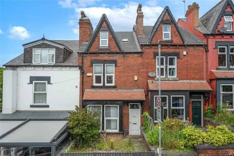 Stylish Home with Kirkstall Abbey Views