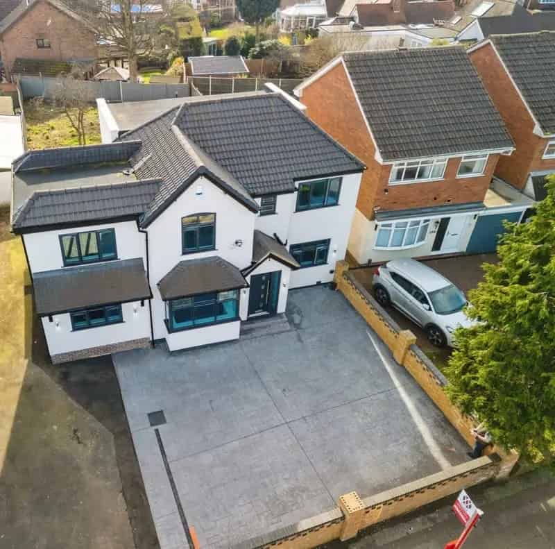 5 Bedroom Detached House Fully Refurbished and Extended
