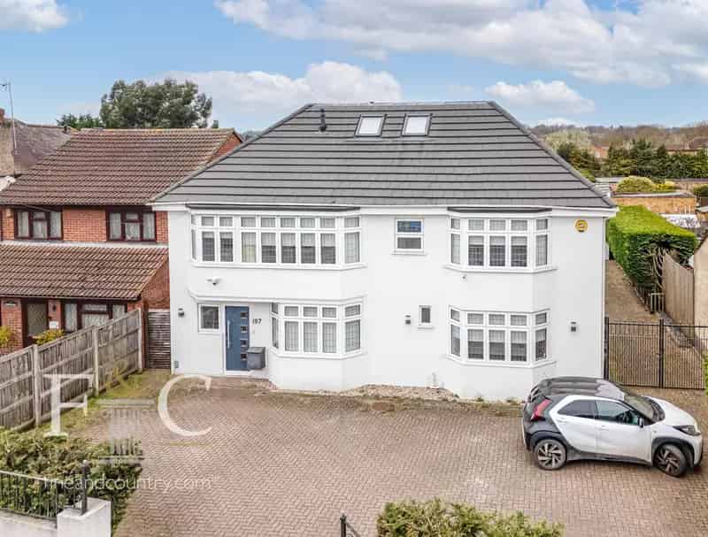 Seven Bedroom Detached House Hertfordshire
