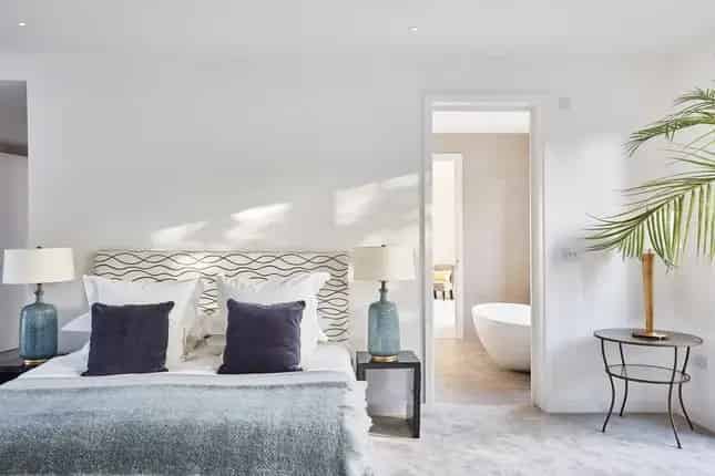 Wimbledon Family Home: Modern Amenities and Large Garden