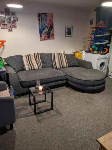 Flat For Rent in Newcastle-under-Lyme, England