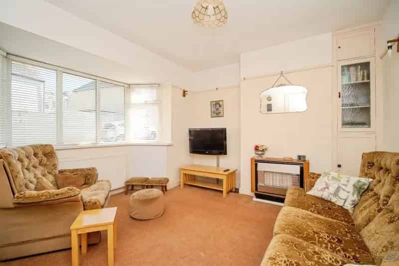 3 Bedroom Mid Terraced House Near Weymouth Harbour