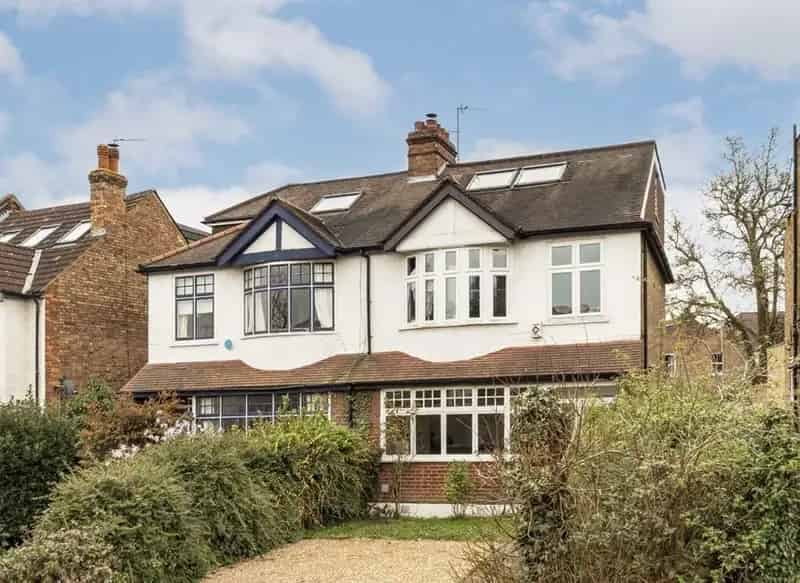 5 Bedroom Semi-Detached House with Garage and Garden