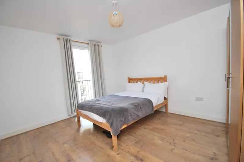 Two Bedroom Apartment Bath Riverside Secure Parking