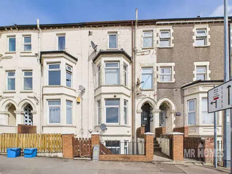2 Bedroom Maisonette For Sale No Chain Freehold Garden