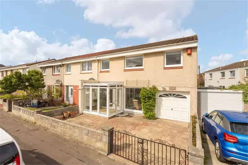 3 Bed House - End Terraced with 2 Reception Rooms