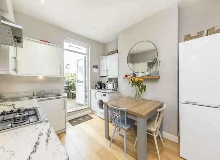 Spacious Maisonette in Tooting Broadway 864 Sqft