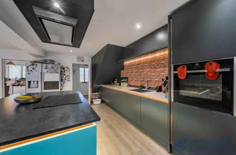 5 Bedroom Detached House for Sale in Hatch Warren