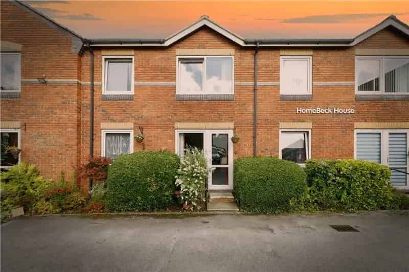One Bedroom Ground Floor Retirement Flat in SK8