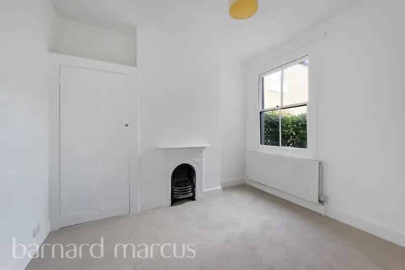 2-Bedroom Maisonette Southfields Period Features Private Garden Freehold
