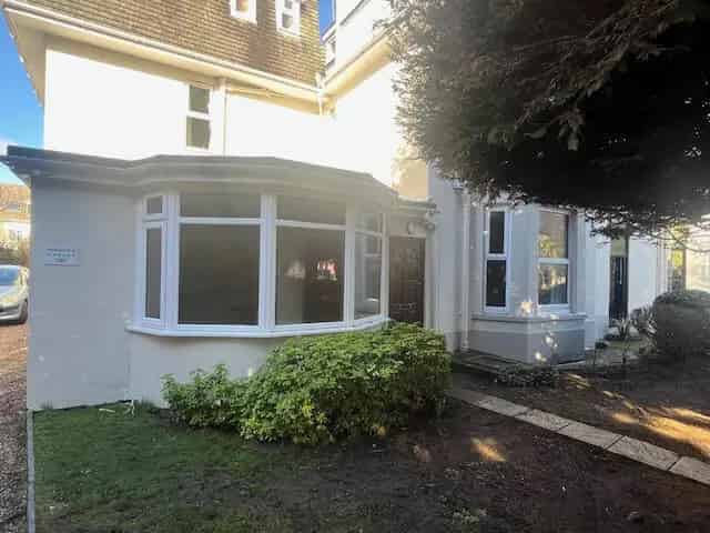 1 Bedroom Flat Town Centre Location Modern Amenities Off Road Parking